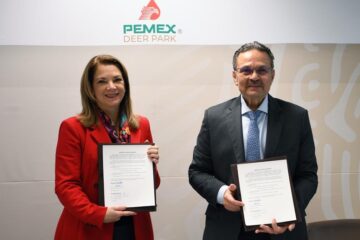 El director general de Petróleos Mexicanos (PEMEX), Octavio Romero Oropeza, acompañado de directivos de PEMEX y de Shell Oil Company. Foto: Twitter @Pemex