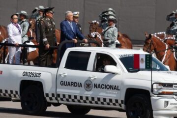 El presidente López Obrador en una camioneta de la Guardia Nacional. Foto: Miguel Dimayuga